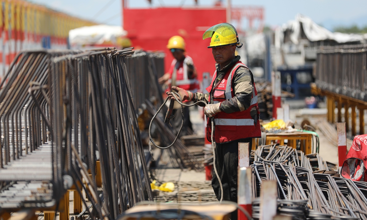 Workers are busy at the prefabricated beam yard by the Lingling-Daoxian Expressway in Yongzhou, Central China's Hunan Province, on July 4, 2025. Construction teams along the expressway have taken measures to cope with the scorching heat, such as staggered shifts with breaks in between and the distribution of heat-relief supplies, to safeguard workers' health and ensure steady project progress.
Photo: VCG