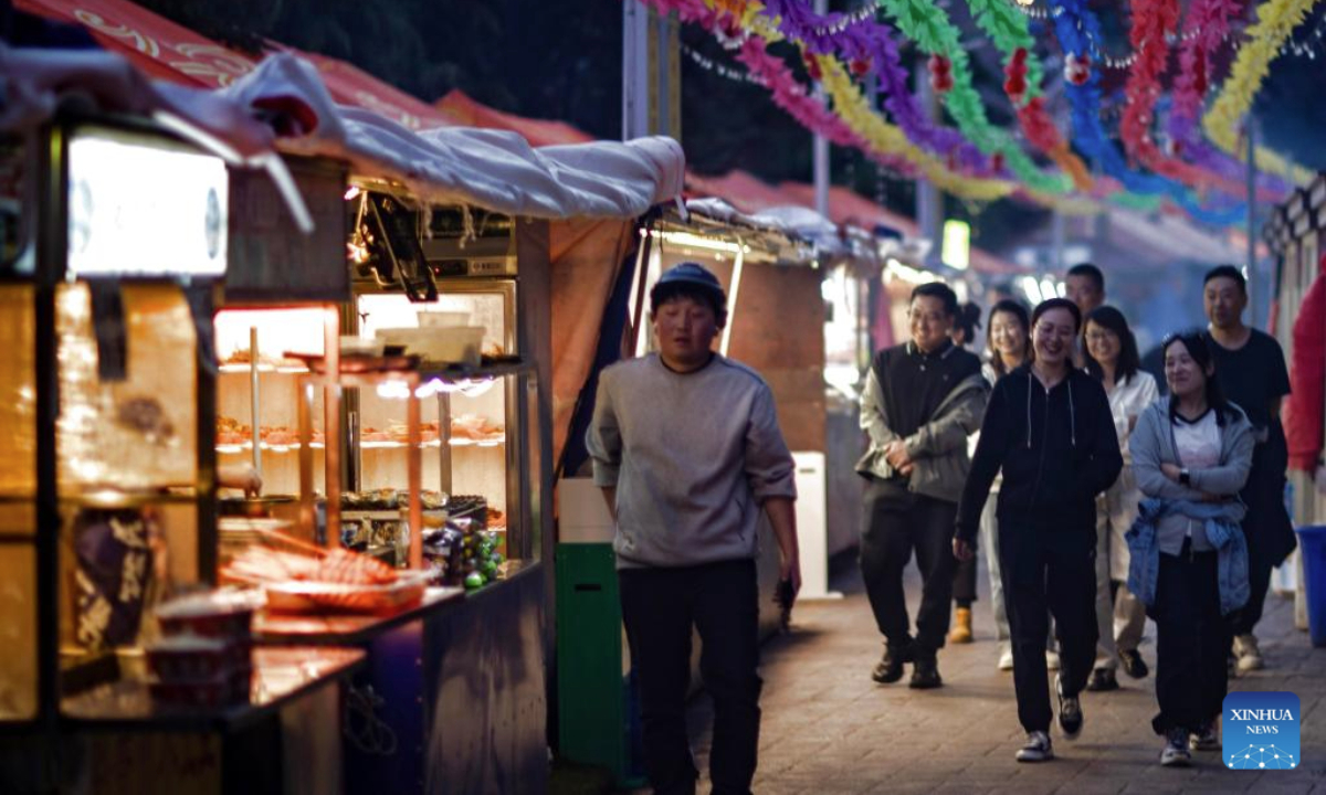 This photo taken on June 21, 2025 shows a night market in Qamdo City, southwest China's Xizang Autonomous Region, June 21, 2025. (Xinhua/Jiang Fan)