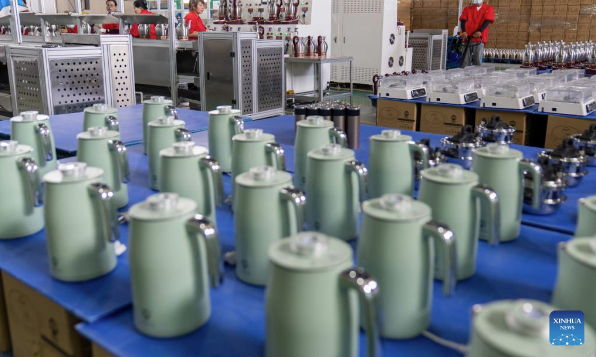 This photo shows products made for plateau areas at a cookware company in southwest China's Xizang Autonomous Region, July 17, 2025. Daily cooking is a major issue for residents of the Qinghai-Tibet Plateau, which has an average altitude of over 4,000 meters. Water boils at relatively low temperature due to the low air pressure there, making pressure cookers a necessity.

However, conventional pressure cookers are simple in functionality but difficult to operate, and any misuse may do harm to the users. To this end, local manufacturers have developed various models of easy-to-use pressure cookware tailored to people's diversified needs in plateau areas. (Xinhua/Tenzing Nima Qadhup)