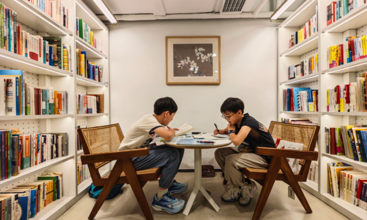 Two pupils read at YiFang Bookhouse Photo: Courtesy of Qiao Jian