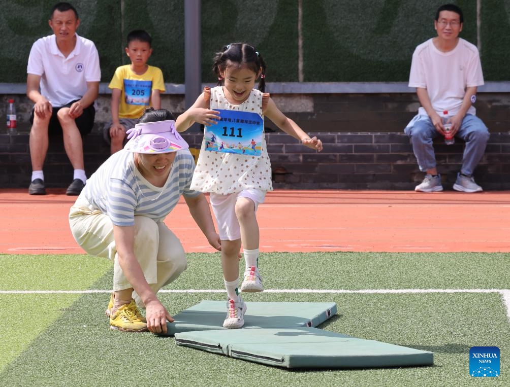 A child and a parent participate in a sports game in Beijing, capital of China, July 5, 2025. A sports meeting for children with asthma was held here on Saturday. (Photo: Xinhua)