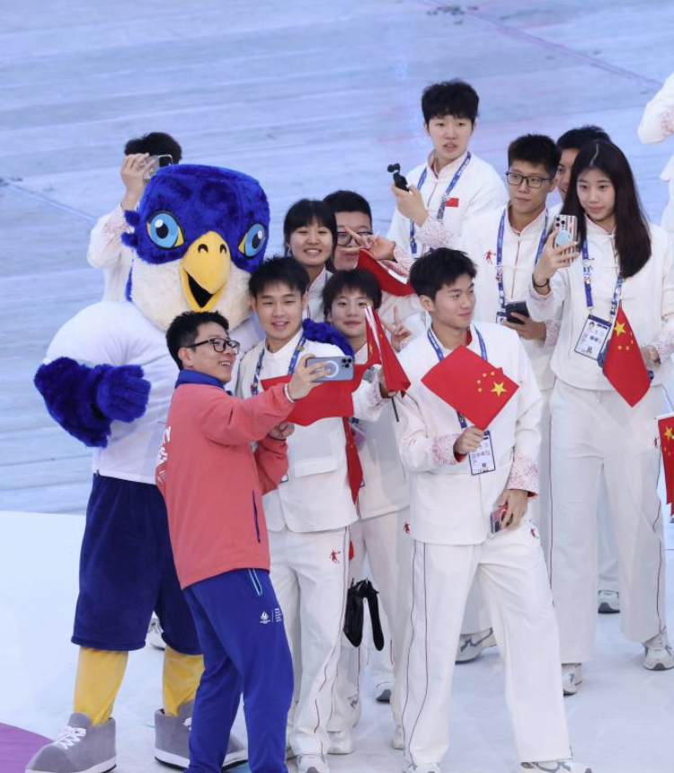 Athletes of China pose with the mascot Wanda during the opening ceremony of the Rhine-Ruhr 2025 FISU World University Games in Duisburg, Germany, July 16, 2025. (Xinhua/Zhang Fan)