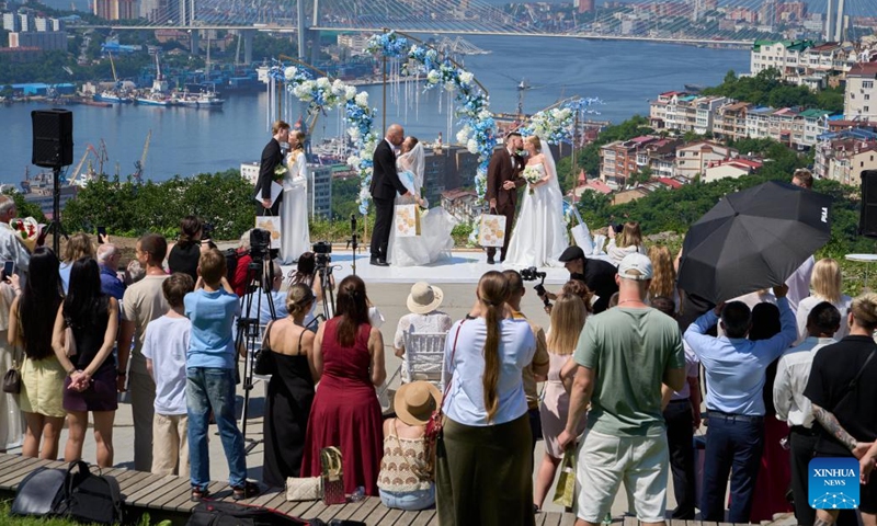 Three couples join in a group wedding ceremony at Highland Park in Vladivostok, Russia, July 5, 2025. Three newlywed couples join in a group wedding ceremony here on Thursday, receiving blessings from families and friends. (Photo: Xinhua)