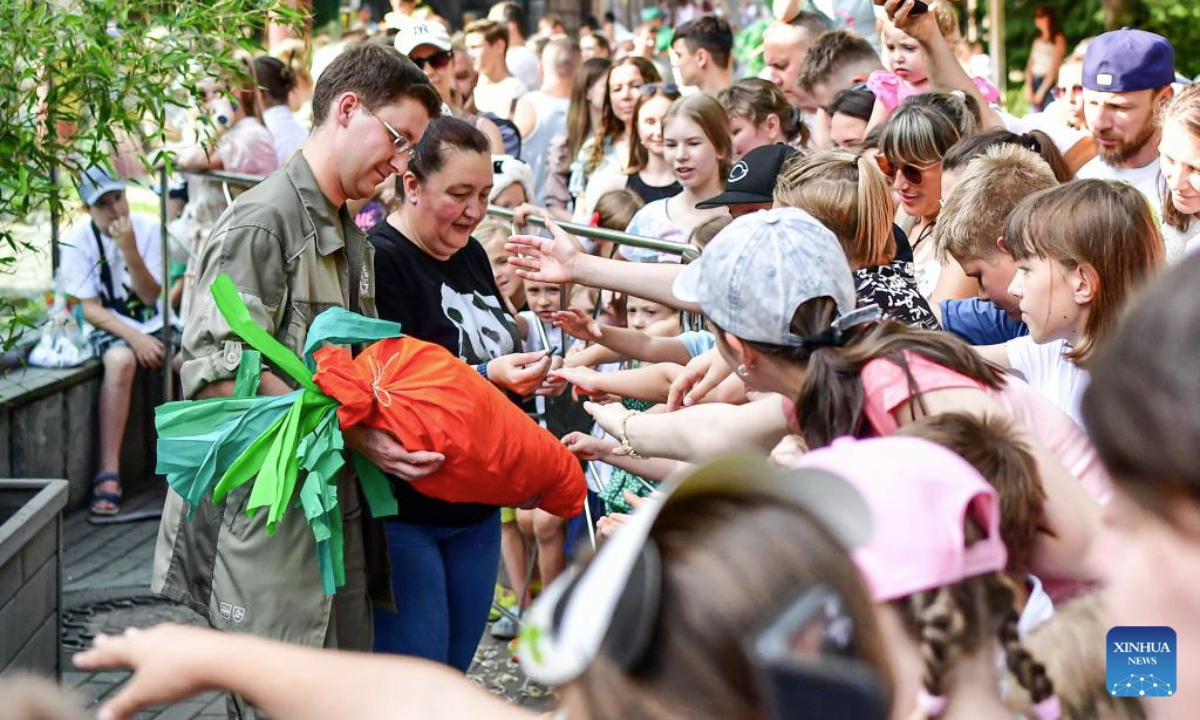 People make a gift for giant panda Ru Yi at the Moscow Zoo in Moscow, Russia on July 31, 2025. The Moscow Zoo held an event to celebrate giant panda Ru Yi's birthday on Thursday. (Xinhua/Zhang Chaoqun)