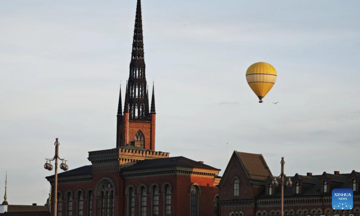 This photo taken with a mobile phone shows a hot air balloon in Stockholm, Sweden on July 27, 2025. (Xinhua/Dai Tianfang)