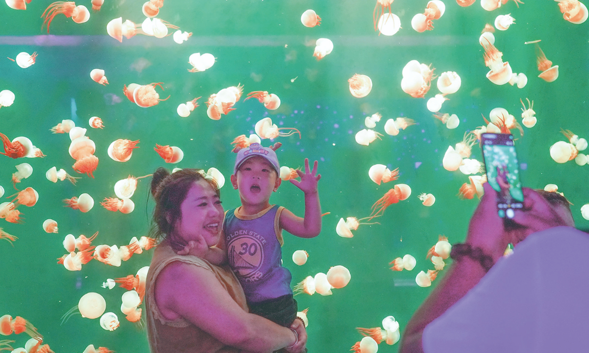 Parents take photos with their children in front of the jellyfish wall at Harbin Polarland in Harbin city, Northeast China’s Heilongjiang Province, on July 29, 2025. Photo: IC