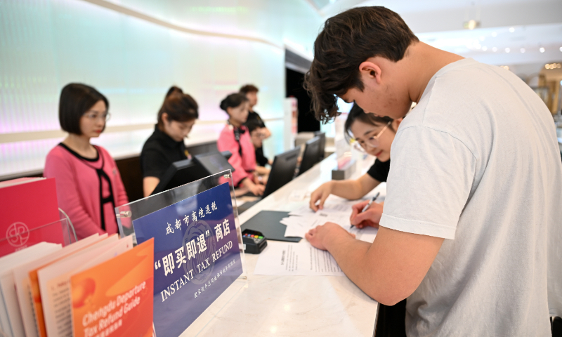 A Dutch consumer (right) handles tax refund procedures at a shopping mall in Chengdu, Southwest China's Sichuan Province, on April 27, 2025. Photo: VCG
