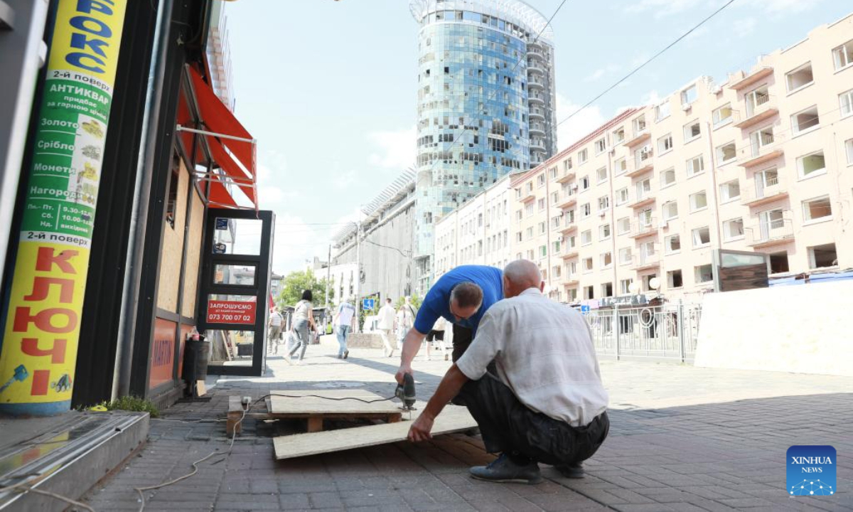 People cut a board to fix damaged doors and windows after an air strike in Kiev, Ukraine, July 21, 2025. Two people were killed and 15 others injured in a wave of Russian missile and drone strikes on Ukraine's capital and the western region of Ivano-Frankivsk early Monday, said Ukrainian authorities.

According to the Ukrainian Air Force, Russia launched 426 combat and decoy drones and 24 cruise and hypersonic missiles in the overnight raids on Ukraine. (Xinhua/Li Dongxu)