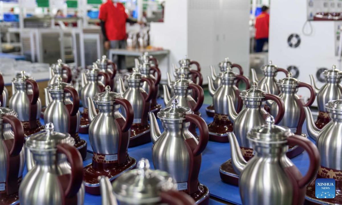 This photo shows products made for plateau areas at a cookware company in southwest China's Xizang Autonomous Region, July 17, 2025. Daily cooking is a major issue for residents of the Qinghai-Tibet Plateau, which has an average altitude of over 4,000 meters. Water boils at relatively low temperature due to the low air pressure there, making pressure cookers a necessity.

However, conventional pressure cookers are simple in functionality but difficult to operate, and any misuse may do harm to the users. To this end, local manufacturers have developed various models of easy-to-use pressure cookware tailored to people's diversified needs in plateau areas. (Xinhua/Tenzing Nima Qadhup)