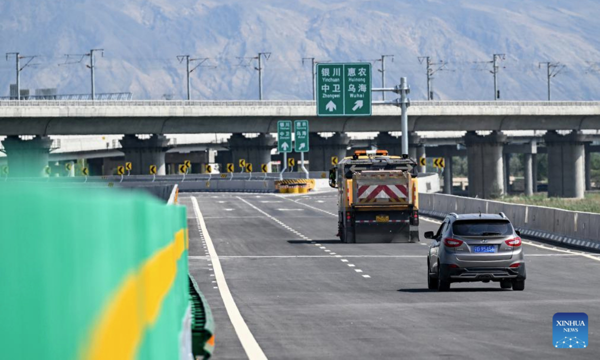 Vehicles enter the Huinong-Shizuishan section of the Wuhai-Maqin expressway in Shizuishan, northwest China's Ningxia Hui Autonomous Region, July 22, 2025.

The Ningxia section of the Wuhai-Maqin expressway opened to traffic upon full completion on Tuesday. Spanning 360 kilometers, the expressway section serves as an important connecting of the Rongcheng-Wuhai Expressway.

Ningxia's total road mileage has reached 39,000 kilometers, of which over 2,400 kilometers are expressways. (Xinhua/Feng Kaihua)