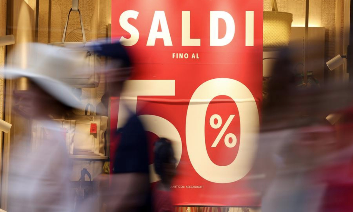 People walk past a shop window in Rome, Italy, July 5, 2025. (Xinhua/Li Jing)