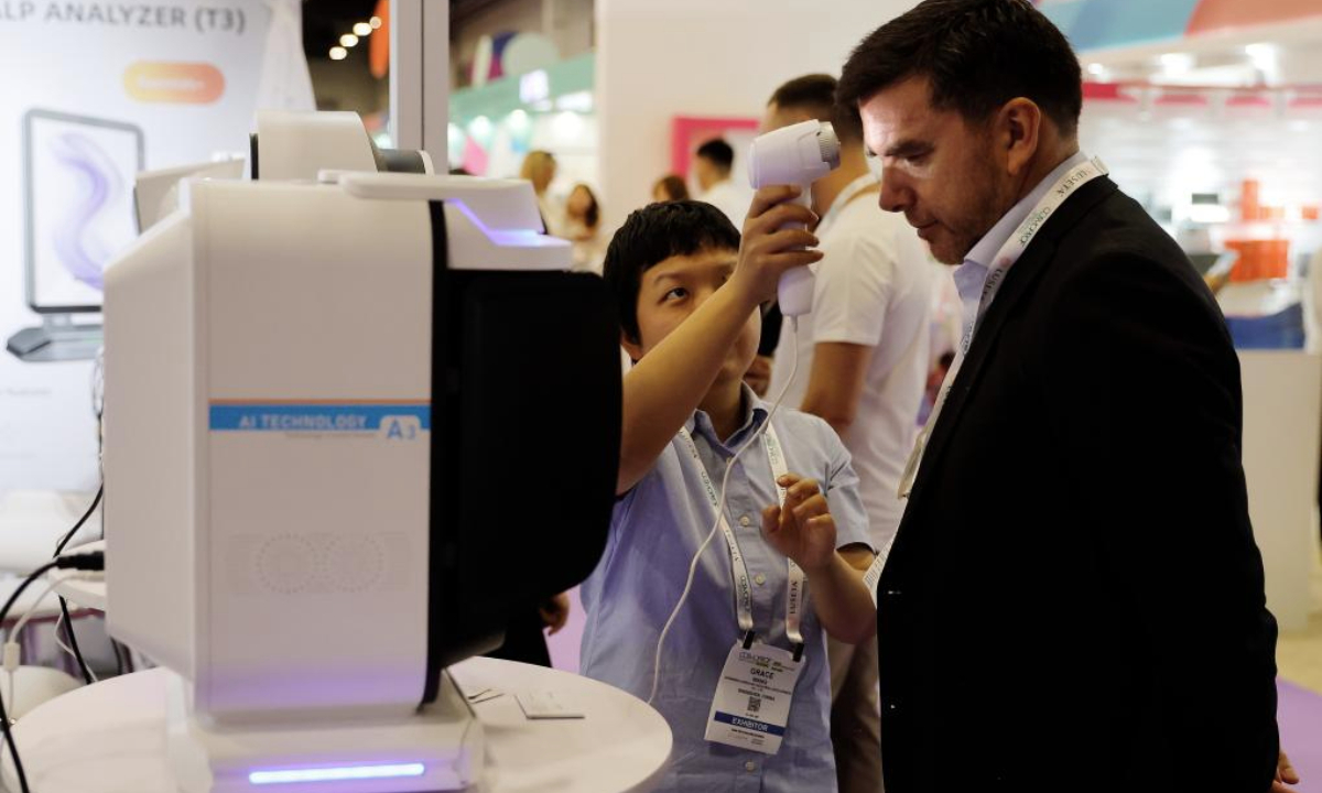 A visitor tries an AI-powered skin analyzer at the booth of a Chinese brand during the Cosmoprof North America in Las Vegas, the United States, July 15, 2025.

Cosmoprof North America, North America's leading beauty trade show, was launched here on Tuesday, showcasing the latest products and innovations in the beauty industry while promoting global business collaboration. (Photo by Qiu Chen/Xinhua)