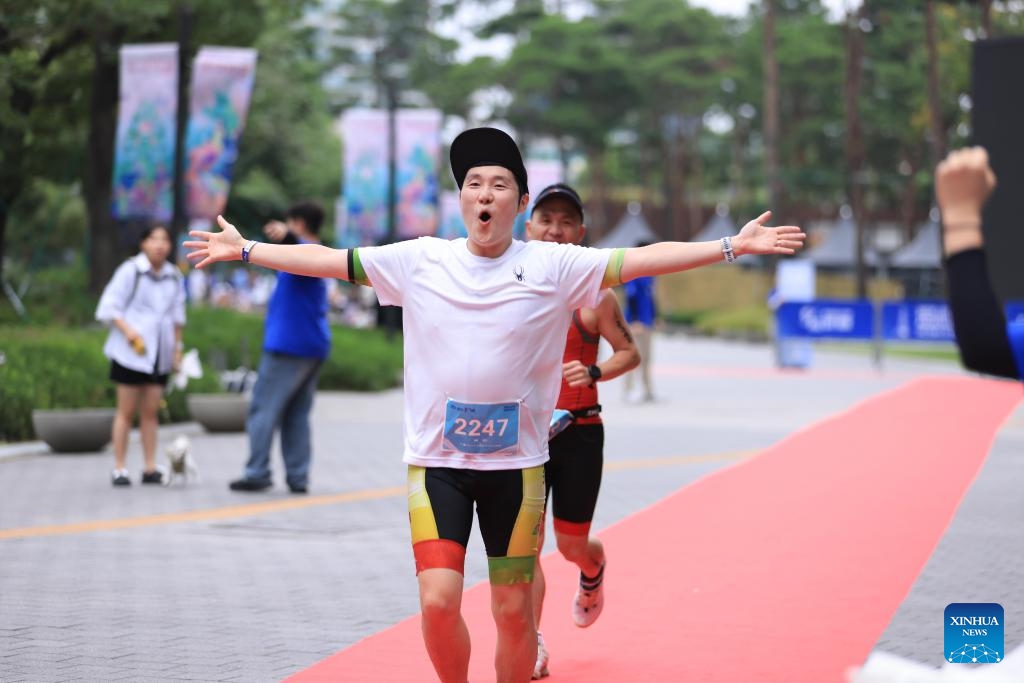 Participants take part in the 2025 Lotte Aquathlon competition including Lake Swim and Sky Run, in Seoul, South Korea, July 6, 2025. The competition attracted more than 800 participants. (Photo: Xinhua)