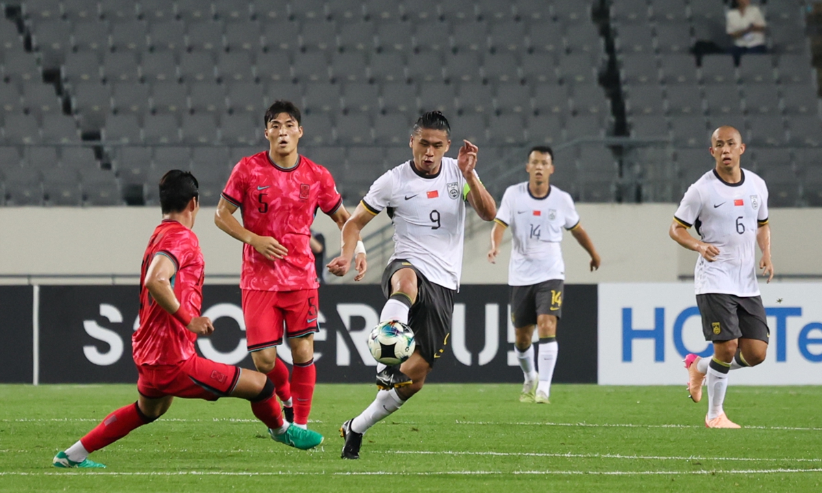 Chinese striker Zhang Yuning (No.9) competes in the match against South Korea at the East Asian Football Championship in Yongin, South Korea on Monday. Photo: VCG