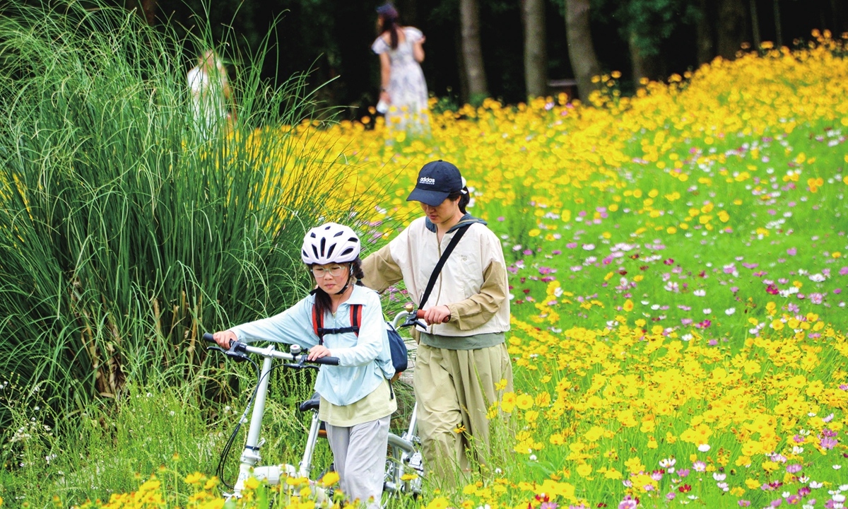 Cycling enthusiasts stroll in a meadow in the Yuandang Scenic Area in East China's Jiangsu Province, on May 18, 2025. Photo: VCG