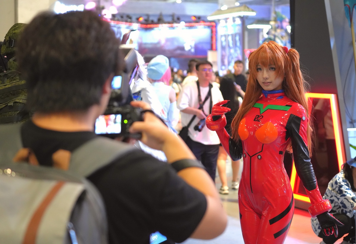 A visitor takes photos of a coser at Bilibili World 2025 -- an annual and much-anticipated offline cultural carnival which kicked off in Shanghai on July 11. The event, which will run until July 13, has drawn significant attention. Since its inception in 2017, Bilibili World has been a comprehensive entertainment festival, integrating performances, exhibitions and interactive entertainment games. Photo: Lu Ting/GT