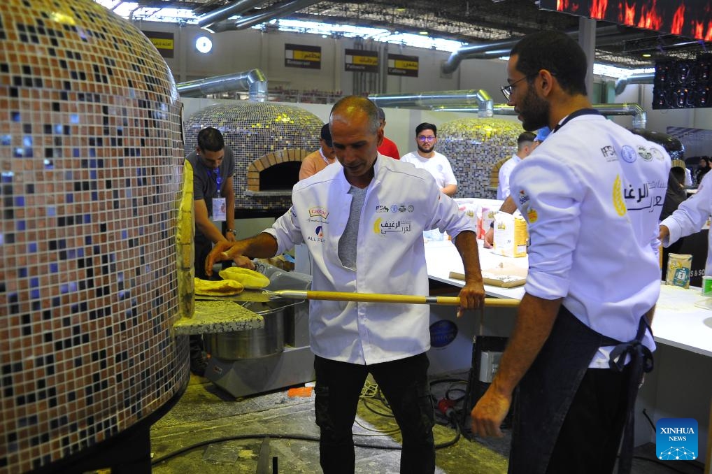 Exhibitors prepare food at the International Food Show for Africa in Tunis, Tunisia, July 9, 2025. The exhibition opened on Wednesday in Tunis, the capital of Tunisia, attracting manufacturers, exporters, international distributors, scholars and international judges in food industry from around the world. The exhibition will last until July 11. (Photo: Xinhua)