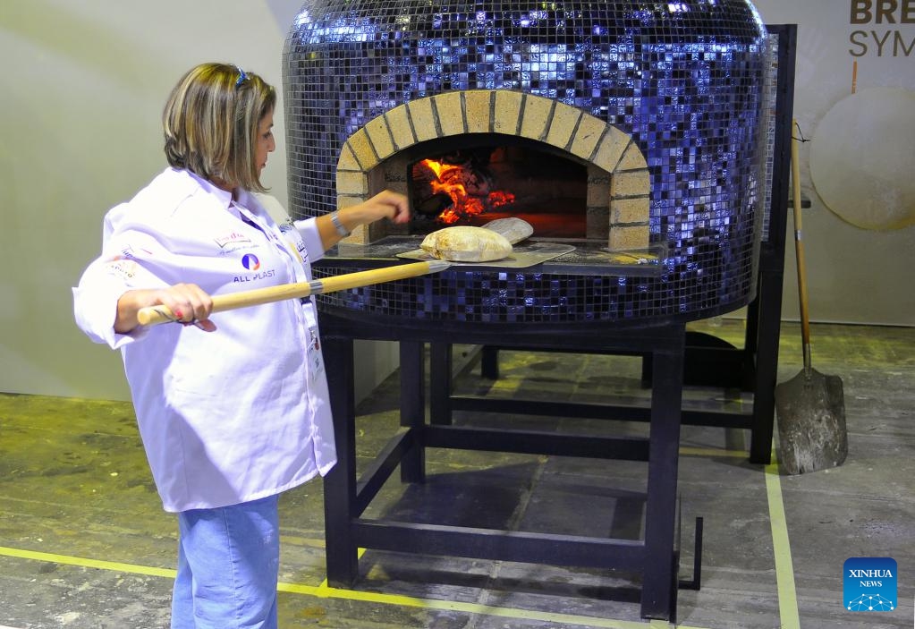 An exhibitor prepares food at the International Food Show for Africa in Tunis, Tunisia, July 9, 2025. The exhibition opened on Wednesday in Tunis, the capital of Tunisia, attracting manufacturers, exporters, international distributors, scholars and international judges in food industry from around the world. The exhibition will last until July 11. (Photo: Xinhua)