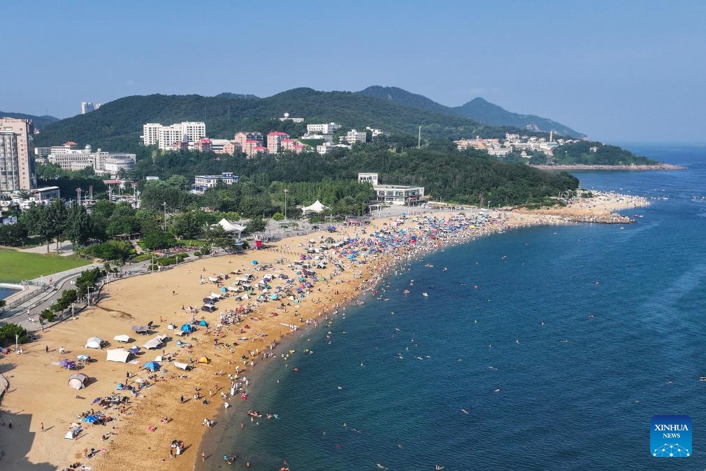 An aerial drone photo taken on July 10, 2025 shows a view of the beach of Fujiazhuang Park in Dalian, northeast China's Liaoning Province. Dalian has been experiencing continuous high temperatures in recent days. The beach of Fujiazhuang Park in Dalian attracted a large number of tourists to cool off. (Photo: Xinhua)
