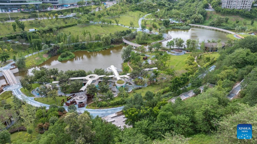 This aerial drone photo taken on July 3, 2025 shows the view of a park in Jiangjin District of southwest China's Chongqing Municipality. Jiangjin is located in a strategic point along the Yangtze River. City buildings have been constructed along the slopes on the river banks. From a distance, they appear like a forest growing from the cliffs. In recent years, Jiangjin has promoted the ecological management of the Yangtze River. The improvement of water quality has attracted rare fish species to return. (Photo: Xinhua)