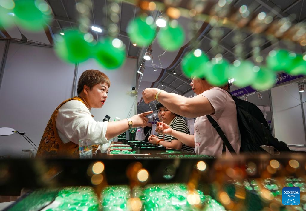 An exhibitor (L) introduces jade jewelry to a customer at the 2025 China Kunming International Stone Expo in Kunming, southwest China's Yunnan Province, on July 10, 2025. The 2025 China Kunming International Stone Expo opened in Kunming Thursday. The 5-day expo covers an area of about 50,000 square meters, gathering over 100 domestic and foreign business associations and exhibition groups. (Photo: Xinhua)