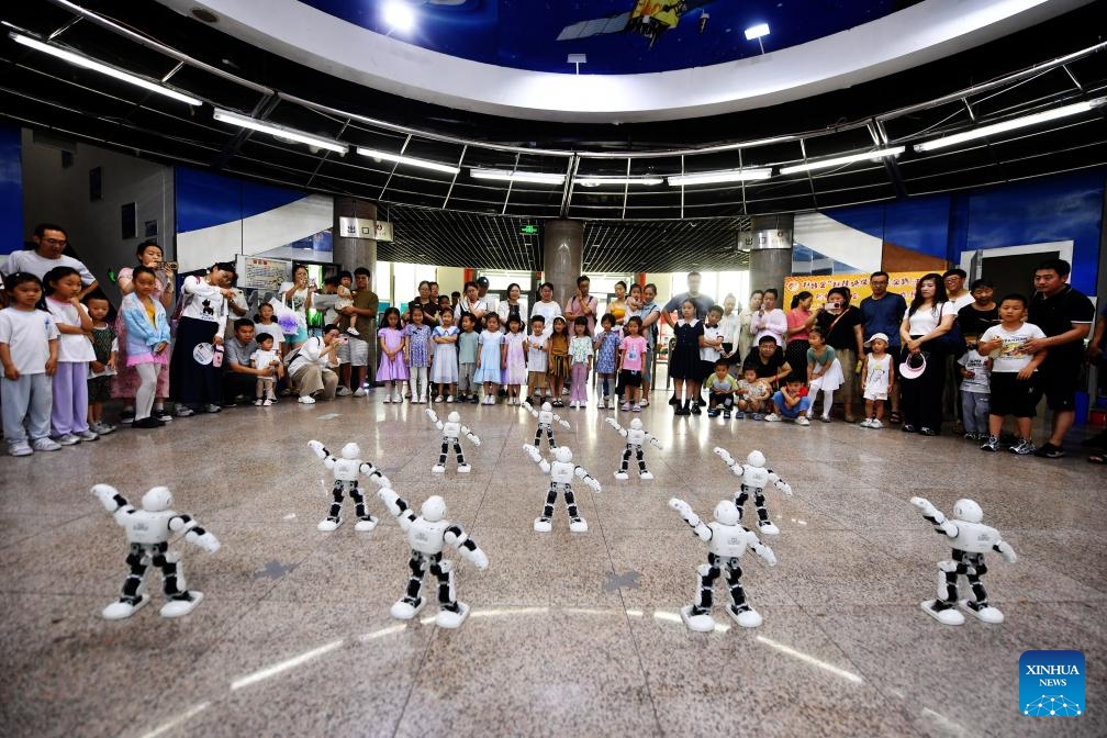 Children of a kindergarten watch a robot dancing show in Qingdao, east China's Shandong Province, July 12, 2025. Children across the country are enriching their summer vacations through colorful activities. (Photo: Xinhua)