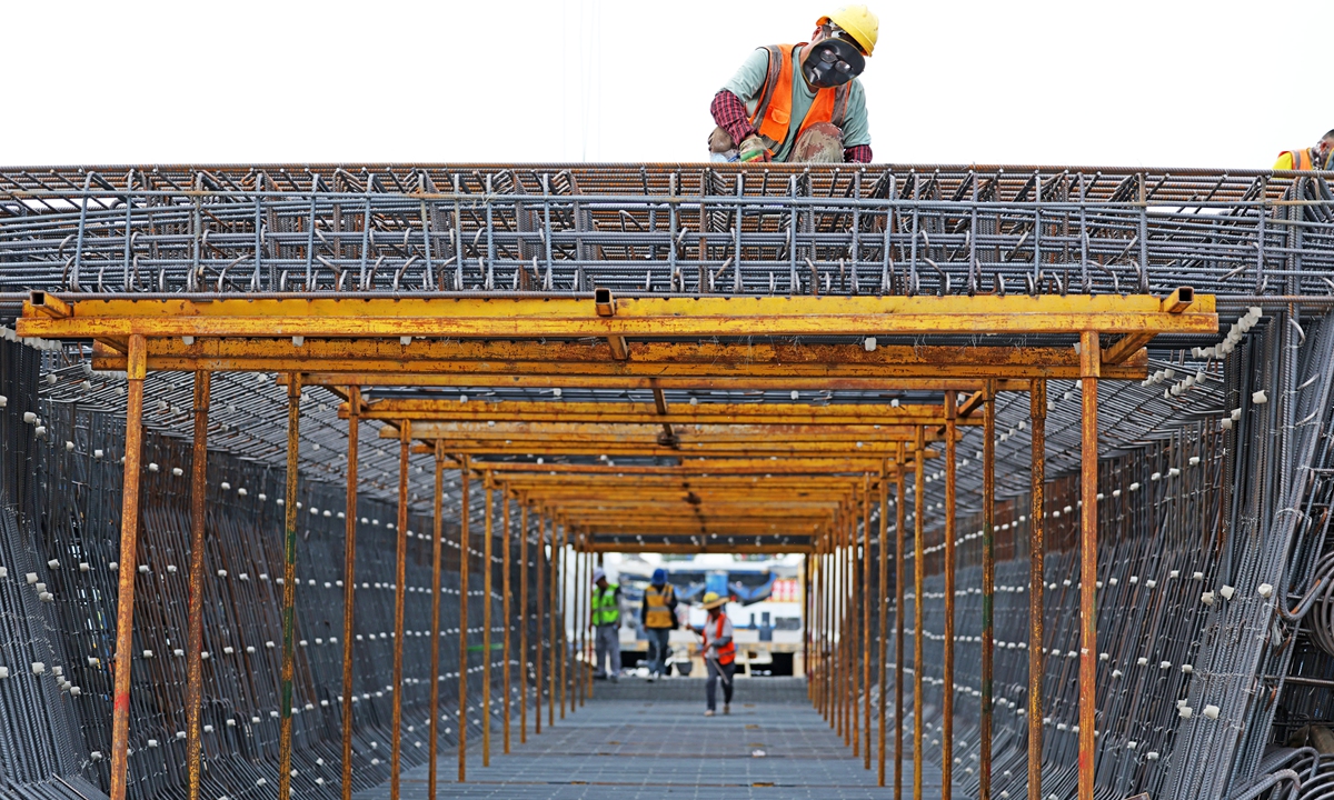 Workers are busy advancing construction on the Tancheng section of the Weifang-Suqian High-Speed Railway in East China's Shandong Province on July 13, 2025, as efforts intensify to accelerate the project's progress. The railway, a key part of the auxiliary corridor to the Beijing-Shanghai High-Speed Railway, runs from Weifang in Shandong to Suqian in East China's Jiangsu Province, with the Tancheng section stretching 34.422 kilometers.
Photo: VCG