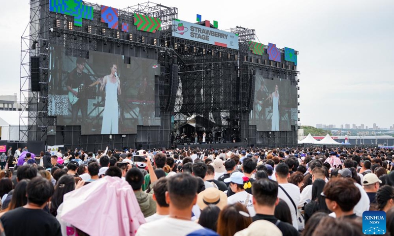 People watch performance during the Strawberry Music Festival in Urumqi, northwest China's Xinjiang Uygur Autonomous Region, July 12, 2025. The 2025 Strawberry Music Festival kicked off in Urumqi on Saturday. (Photo: Xinhua)
