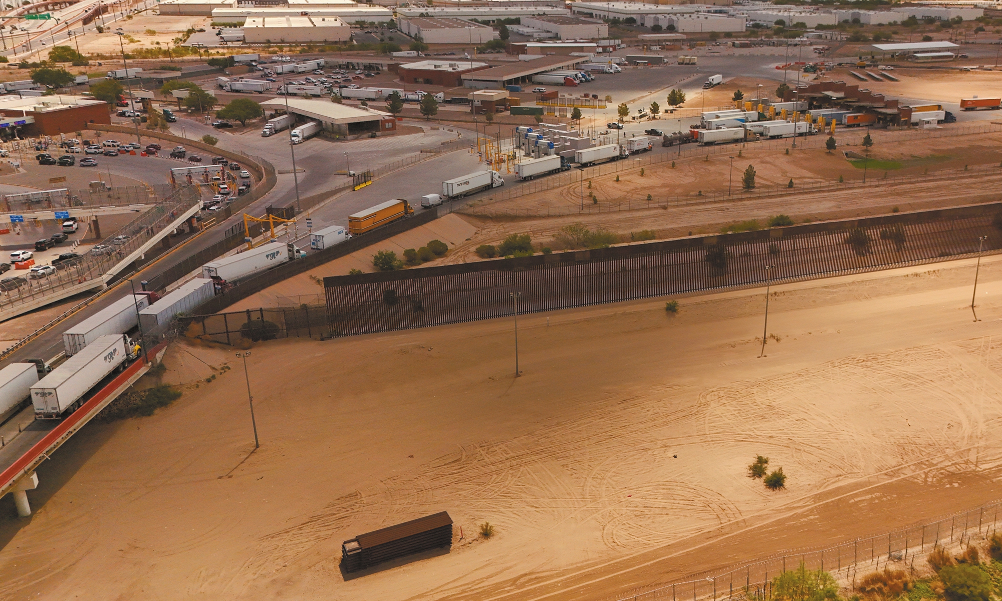Vehicles entering the United States via the Zaragoza-Ysleta bridge on the US-Mexico border on July 12, 2025, in Juarez, Mexico. Photo: IC