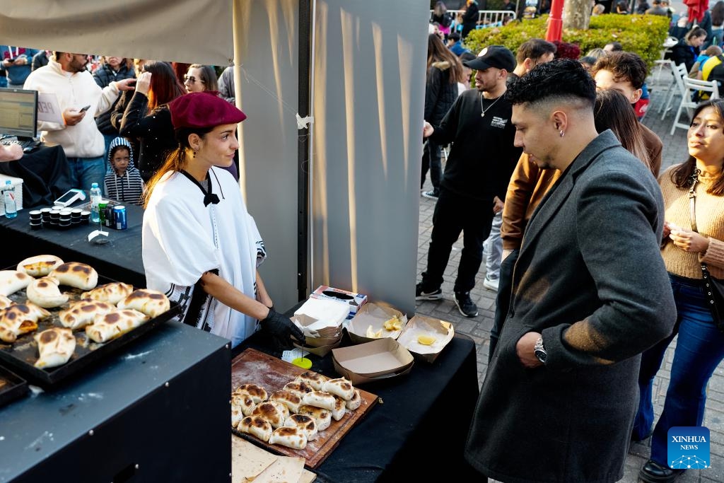 A staff member sells empanadas at a food festival in Buenos Aires, Argentina, on July 12, 2025. A two-day food festival was held to celebrate Argentina's Independence Day in Buenos Aires. (Photo: Xinhua)