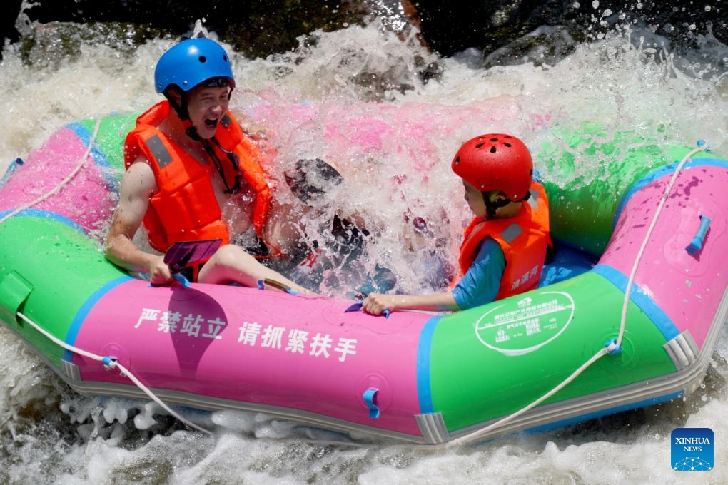 People enjoy rafting at a scenic spot in Luzhou, southwest China's Sichuan Province, July 13, 2025. With heatwaves hitting some Chinese provinces and regions in recent days, the scorching temperature has fueled a cooling economy boom. (Photo: Xinhua)
