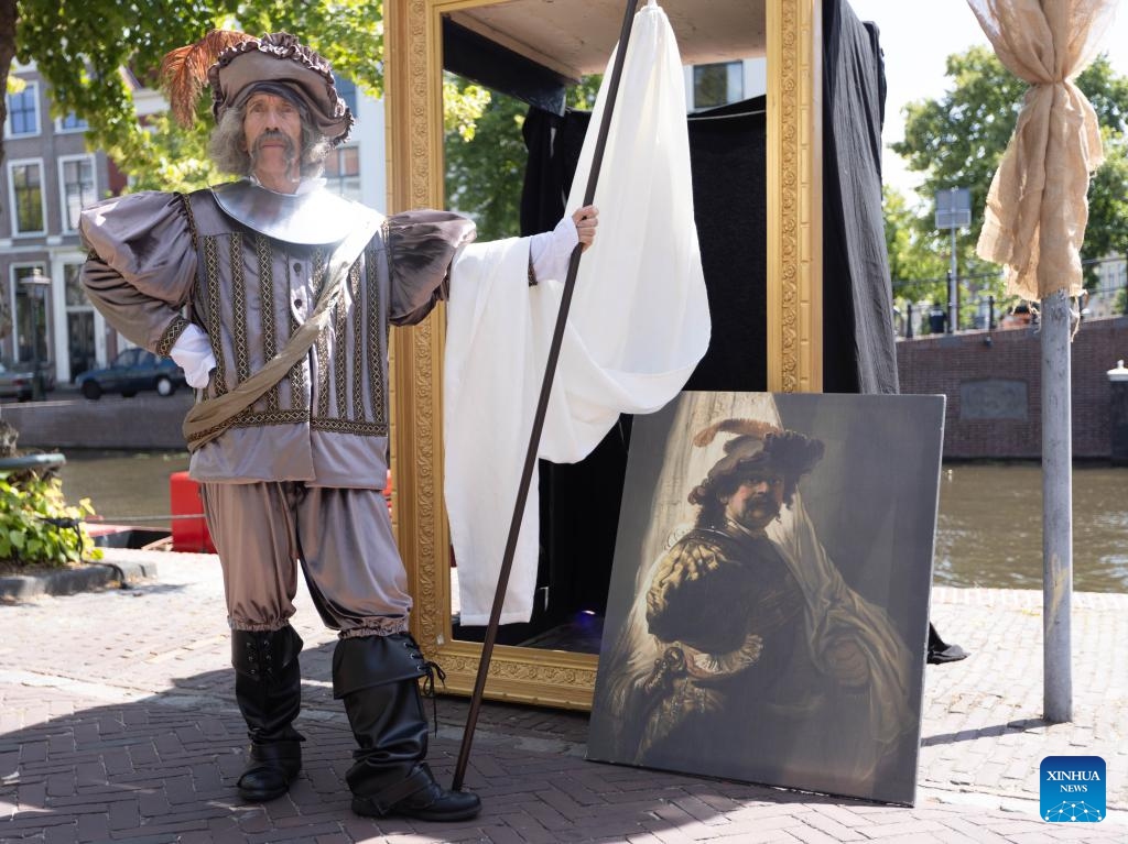 A man dressed in vintage clothing celebrates Rembrandt Days in Leiden, the Netherlands, on July 12, 2025. Rembrandt Days is an annual summer festival in Leiden, celebrating the legacy of Dutch painter Rembrandt, who was born in Leiden. This year's Rembrandt Days are celebrated on July 12 and 13 (Photo: Xinhua)
