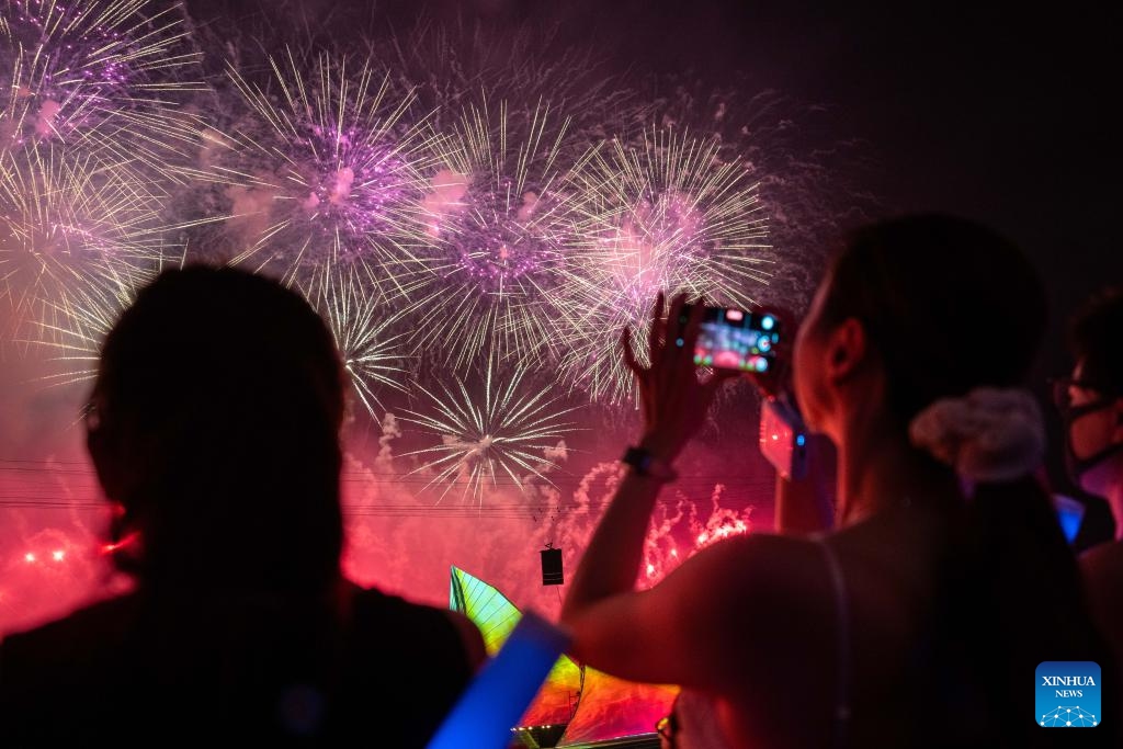 Tourists take photos during a creative fireworks show in Liuyang City, central China's Hunan Province, July 12, 2025. Liuyang, a small city known as China's fireworks capital, has organized 26 creative fireworks events in the first half of 2025. These events have attracted over 1.5 million tourists in total, stimulating consumer spending of nearly 4 billion yuan (about 558 million U.S. dollars). (Photo: Xinhua)