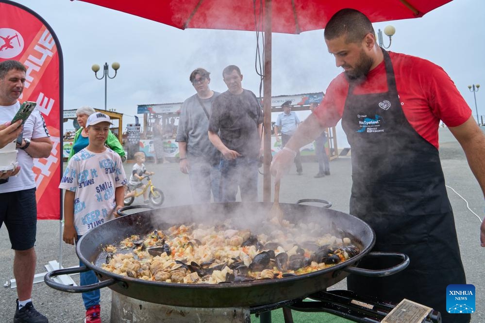 A chef makes a seafood meal during a Fisherman's Day celebration in Vladivostok, Russia, July 13, 2025. The Fisherman's Day is observed across Russia on the second Sunday of July. (Photo: Xinhua)