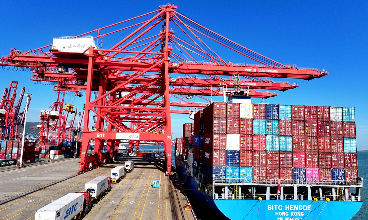 A cargo ship docks for container loading and unloading at the container terminal of Lianyungang Port in Jiangsu Province on July 14, 2025. Photo: VCG