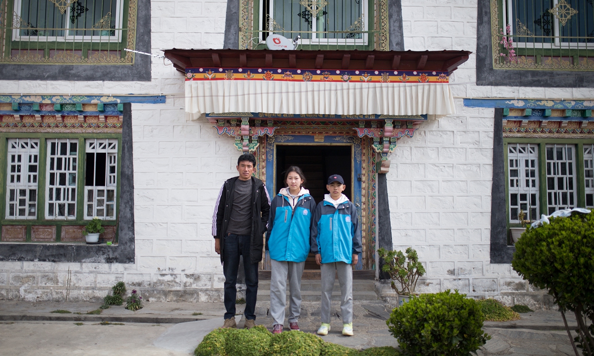 Dawa Gyaltsen (left), villager of Galai and his two children Photo: Shan Jie/GT