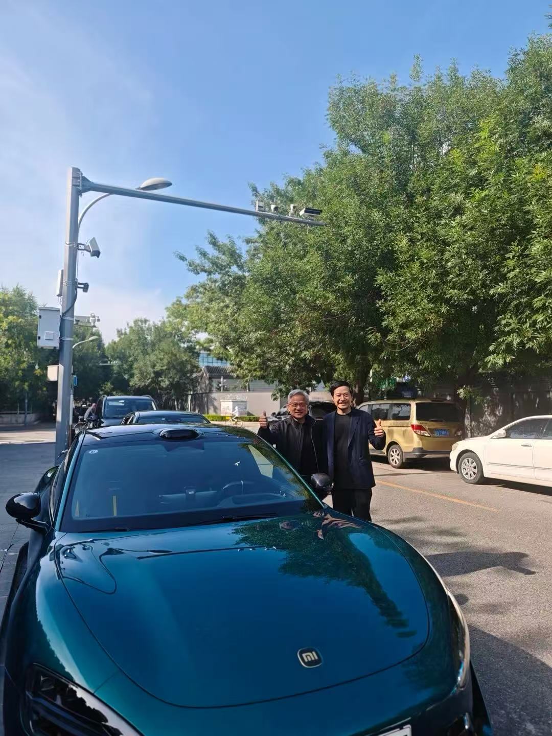 A photo reportedly taken in Beijing shows Nvidia founder and CEO Jensen Huang with Lei Jun, chairman of Chinese tech giant Xiaomi. Photo: WeChat account of chinanews.com