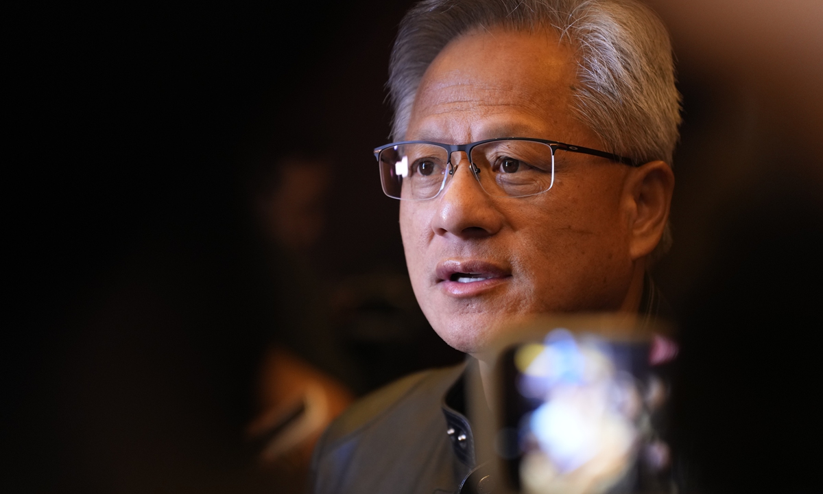 2025年7月15日，北京，英伟达创始人黄仁勋参加链博会欢迎晚宴前接受媒体群访。图源：VCG