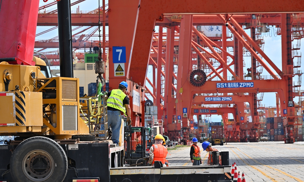 Workers adjust egineering machinery at the Haitian Container Terminal of the Xiamen Port on July 2, 2025. Photo: Tao Mingyang/GT