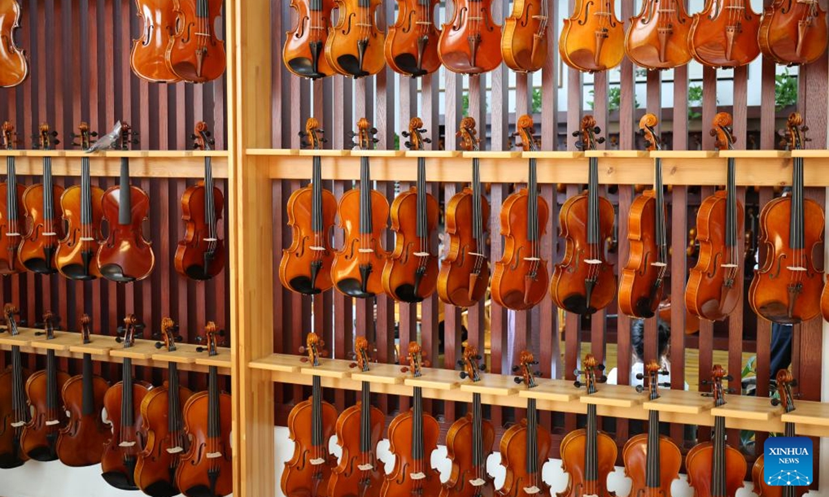 This photo taken on July 24, 2025 shows musical instruments on display at an enterprise in Queshan Violin Industrial Park, Queshan County of Zhumadian City, central China's Henan Province.(Xinhua/Zhu Weixi)