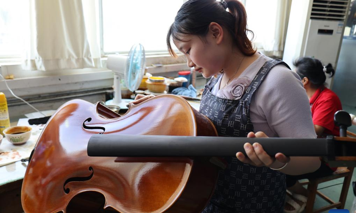 A worker works at a workshop in Queshan Violin Industrial Park, Queshan County of Zhumadian City, central China's Henan Province, July 24, 2025.(Xinhua/Zhu Weixi)
