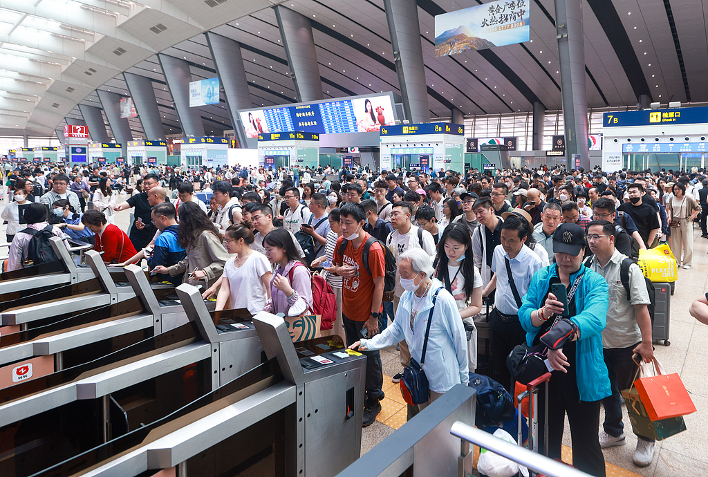 Passengers depart from Beijing South Railway Station on July 17, 2025. The national railways carried a record of 2.24 billion passengers in the first half of 2025, up 6.7 percent year-on-year, according to China State Railway Group. The surge reflects strong holiday and business travel demand, as well as expanded high-speed services. Photo: VCG