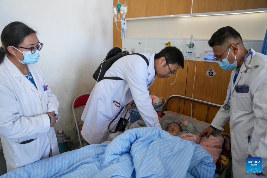 Doctor Tian Congliang (2nd L) from the First Affiliated Hospital of Dalian Medical University examines a patient at Nagqu Renmin Hospital in Nagqu City, southwest China's Xizang Autonomous Region, July 18, 2025. Since 2016, Liaoning Province has sent 150 medical experts in 9 batches to Nagqu. They have contributed to the training of 225 local medical staff members and the improvement of local medical treatment level. (Photo: Xinhua)