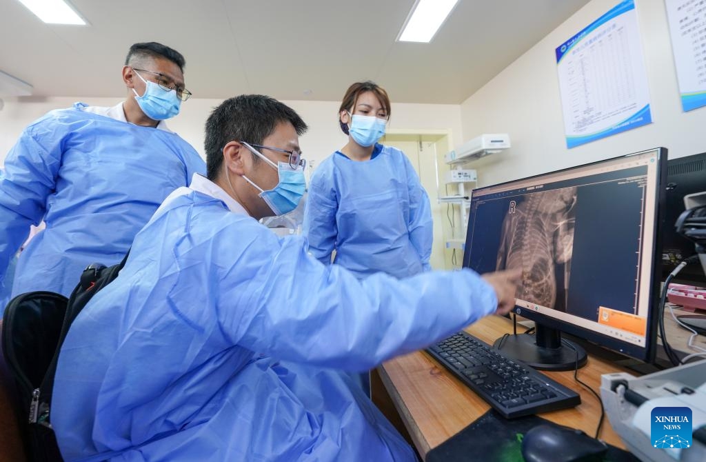 Doctor Tian Congliang (front) from the First Affiliated Hospital of Dalian Medical University discusses a premature baby case with his colleagues at Nagqu Renmin Hospital in Nagqu City, southwest China's Xizang Autonomous Region, July 18, 2025. Since 2016, Liaoning Province has sent 150 medical experts in 9 batches to Nagqu. They have contributed to the training of 225 local medical staff members and the improvement of local medical treatment level. (Photo: Xinhua)