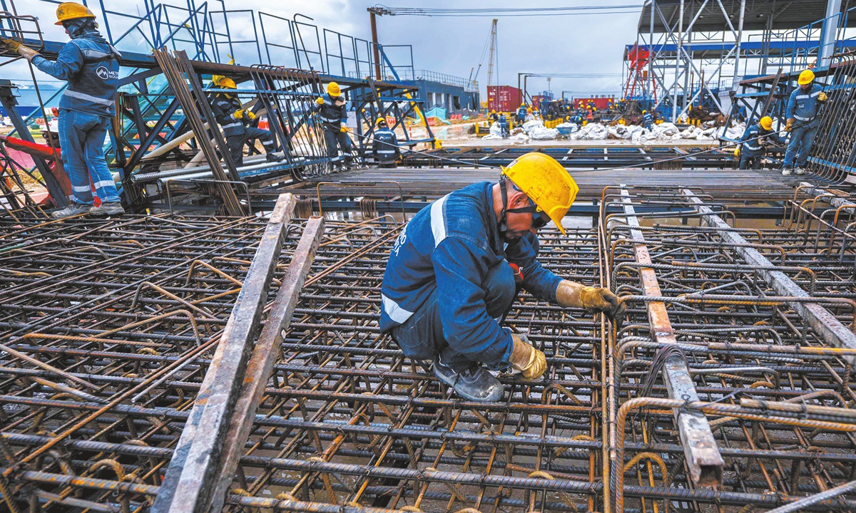 A construction worker works on the first line of the metro in Bogota, Colombia, on March 17, 2025. Photo: VCG