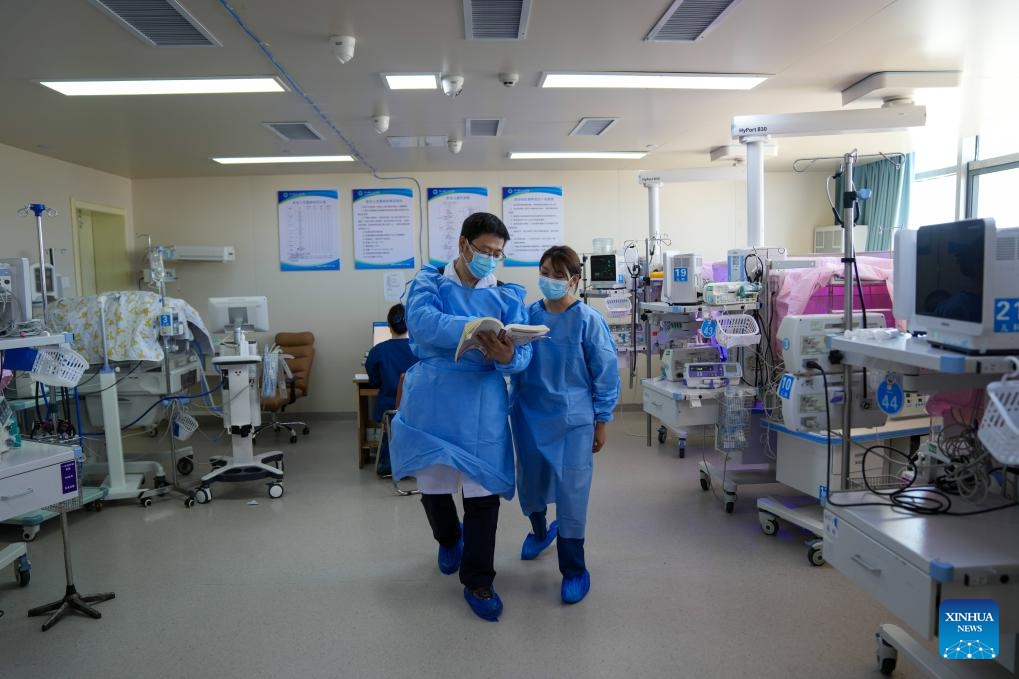 Doctor Tian Congliang (L) from the First Affiliated Hospital of Dalian Medical University discusses a medical treatment plan with his colleague at Nagqu Renmin Hospital in Nagqu City, southwest China's Xizang Autonomous Region, July 18, 2025. Since 2016, Liaoning Province has sent 150 medical experts in 9 batches to Nagqu. They have contributed to the training of 225 local medical staff members and the improvement of local medical treatment level. (Photo: Xinhua)