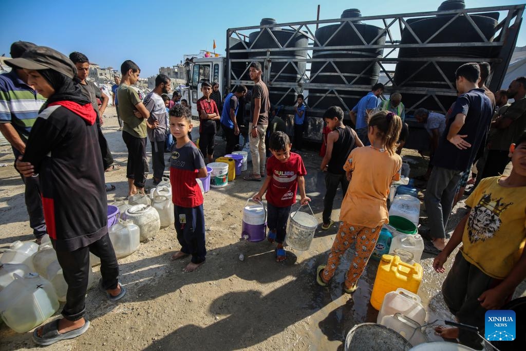 Palestinians wait to fetch water amid heatwave in the Sheikh Radwan area, north of Gaza City, July 17, 2025. (Photo: Xinhua)
