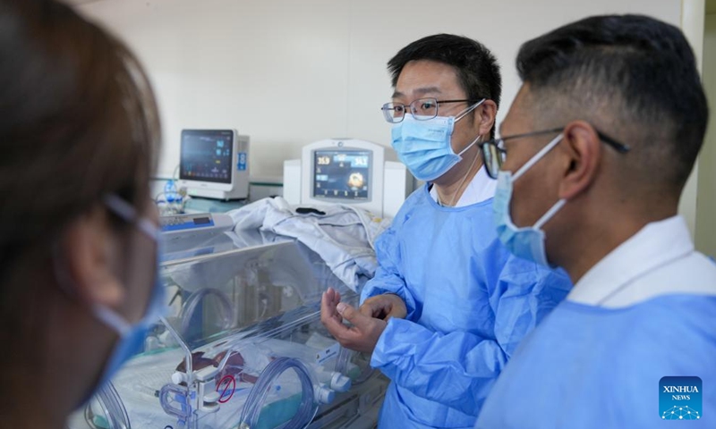 Doctor Tian Congliang (C) from the First Affiliated Hospital of Dalian Medical University discusses a premature baby case with his colleagues at Nagqu Renmin Hospital in Nagqu City, southwest China's Xizang Autonomous Region, July 18, 2025. Since 2016, Liaoning Province has sent 150 medical experts in 9 batches to Nagqu. They have contributed to the training of 225 local medical staff members and the improvement of local medical treatment level. (Photo: Xinhua)