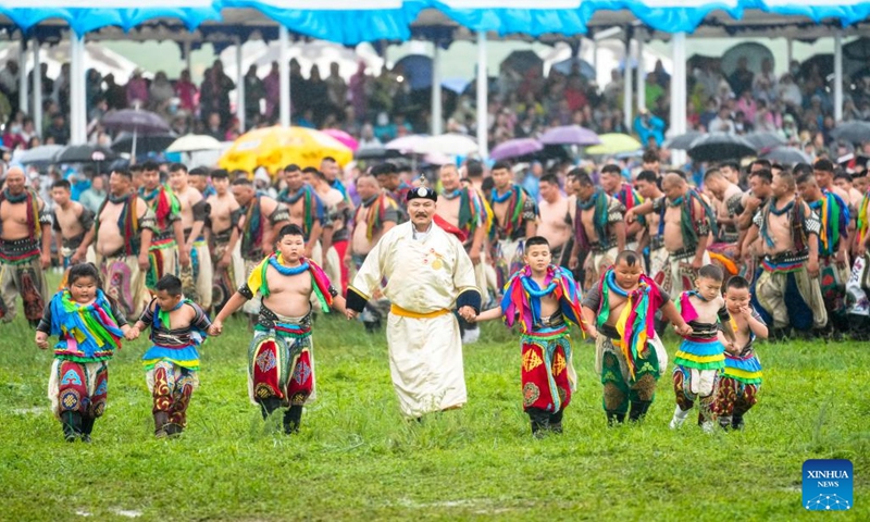 A kid experiences the traditional Mongolian felt making during a Nadam fair held in Xilinhot, Xilin Gol League, north China's Inner Mongolia Autonomous Region, July 19, 2025. The Nadam Fair opened here on Saturday, featuring night parade performances, intangible cultural heritage handicraft making events, and ethnic game experiences. The fair has effectively invigorated the summer tourism market, and attracted tourists to experience the charm of grassland culture.  (Photo: Xinhua)
