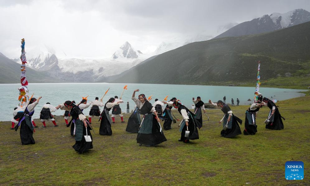 Actors of the art troupe of Biru County perform the traditional Dakpo Axie dance, a national intangible cultural heritage, at the Sapukonglagabo Mountain scenic area in Biru County, Nagqu City, southwest China's Xizang Autonomous Region, July 19, 2025. This is the sixth intangible cultural heritage performance staged by the art troupe at the scenic area this year. In recent years, Nagqu City has actively promoted the integration of intangible cultural heritage with tourism. Visitors now have more chances to watch on-site intangible cultural heritage performances at scenic areas during holidays and tourism peak season. (Photo: Xinhua)
